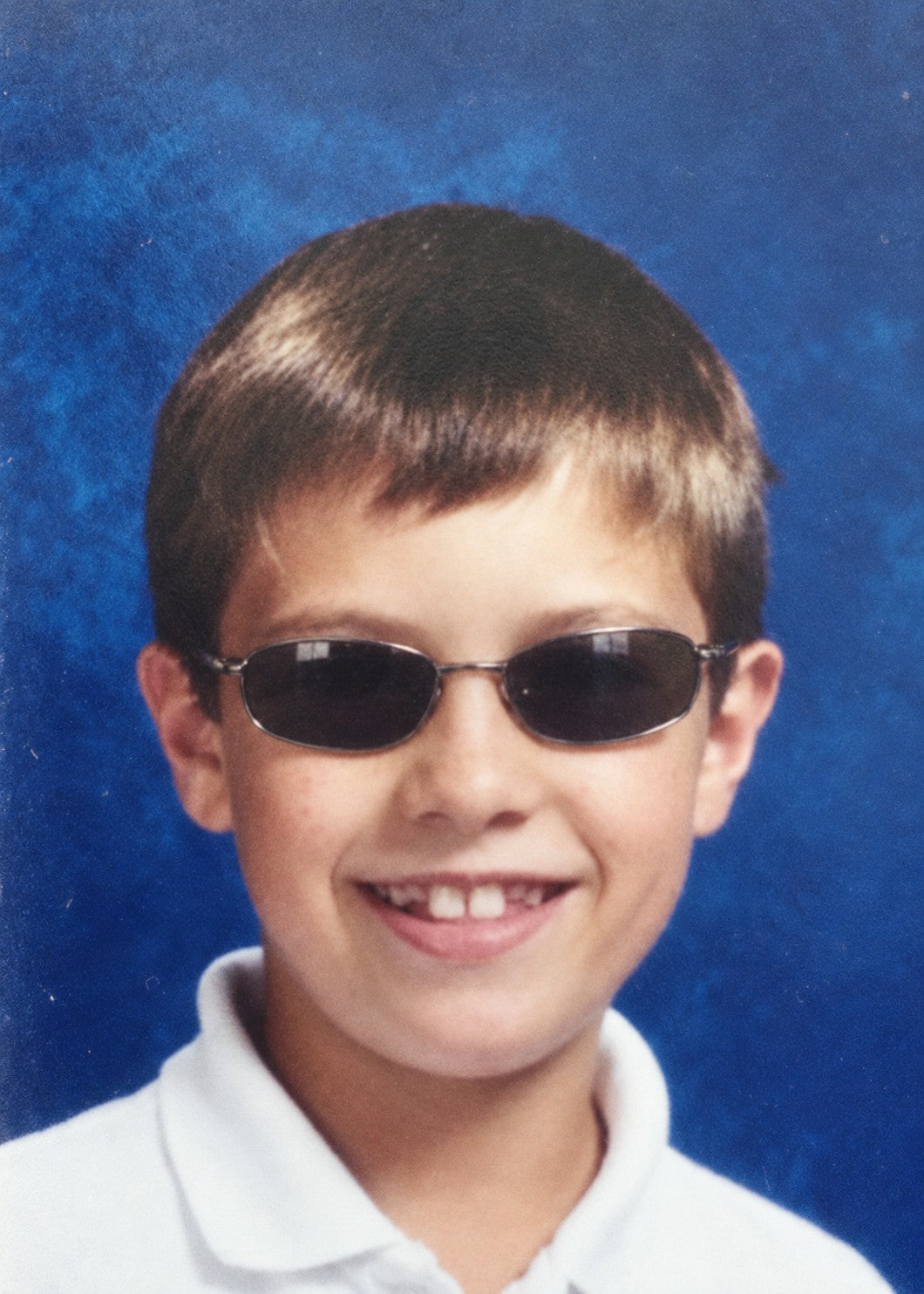 Antonio de niño con gafas de sol