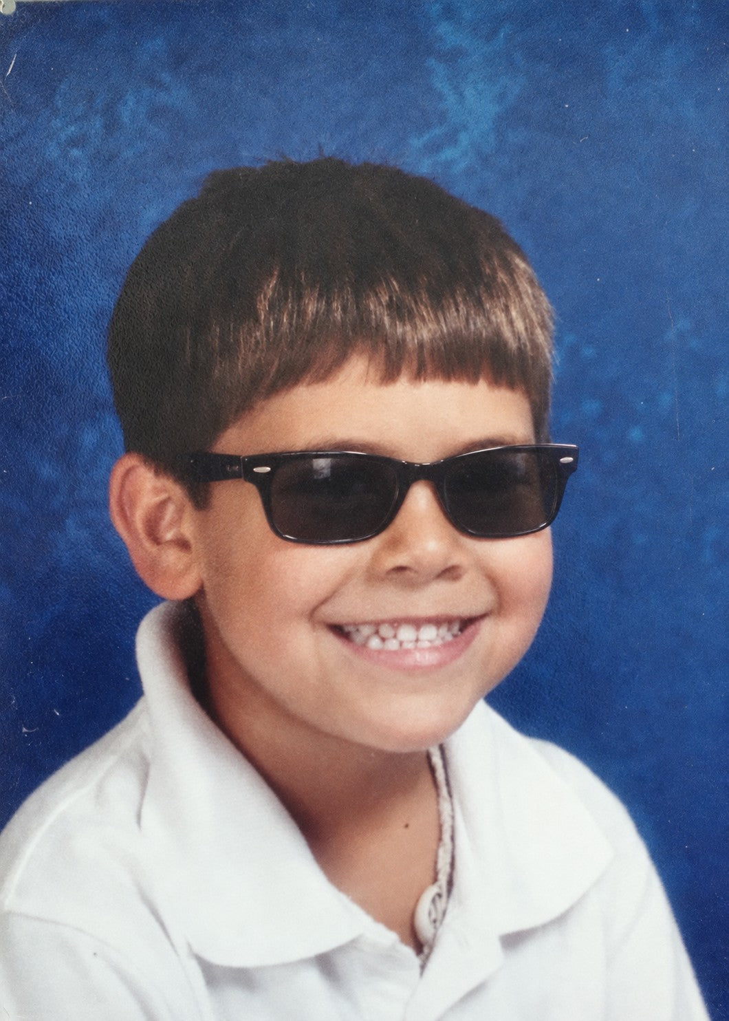 Íñigo de niño con gafas de sol